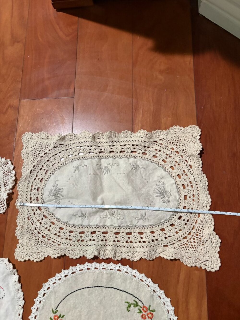 Bundle of 5 Vintage Embroidered and Crocheted Doilies and 1 Filet Crochet Doily - Picture 4 of 14